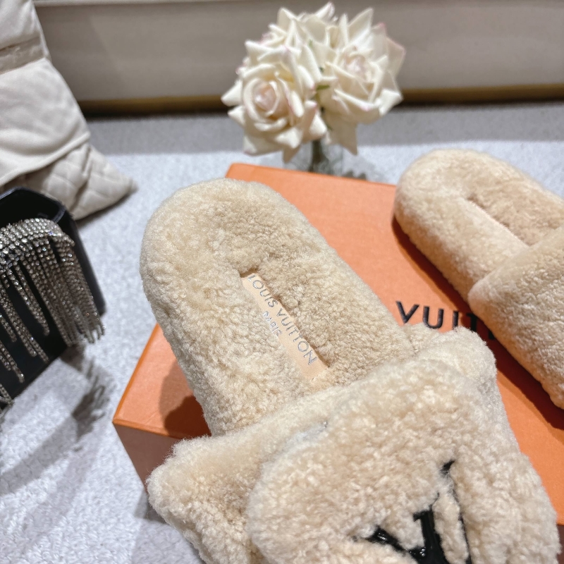l0vis Vvtt0n slippers
